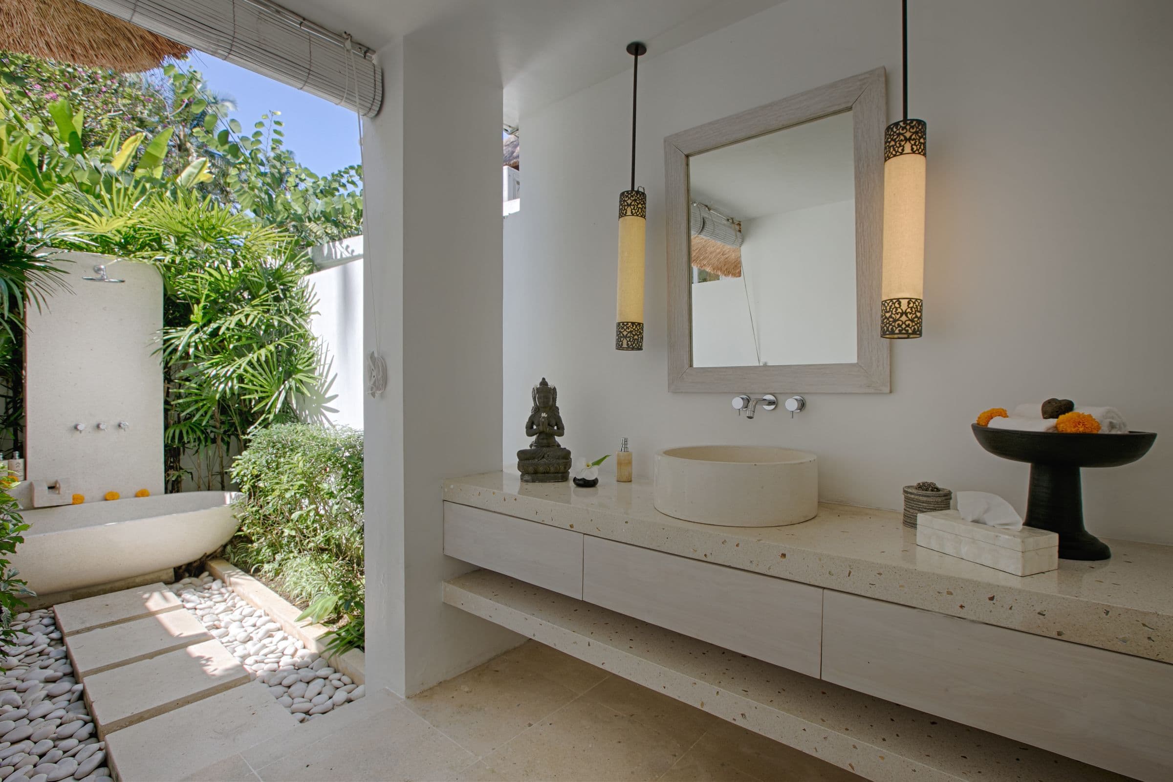 Where the Water Meets the Villa: Beachfront and Ocean-View Escapes in Bali